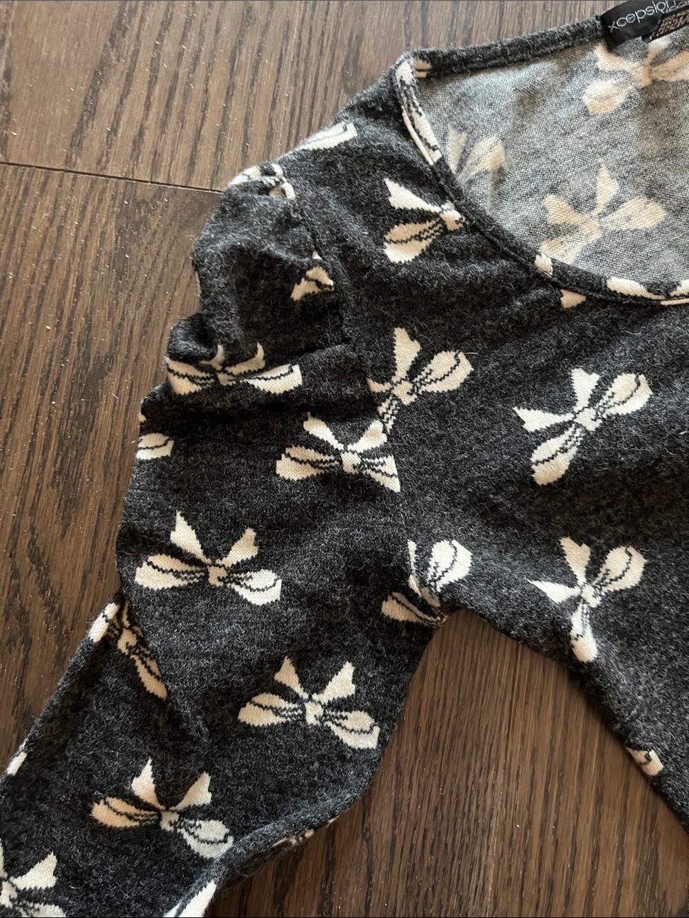 Black Puff-Sleeve Cardigan Top with Ivory Bow Motif - Picture 5 of 6